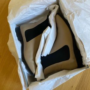 Everlane Italian leather square toe Chelsea boot in Biscut w/ box